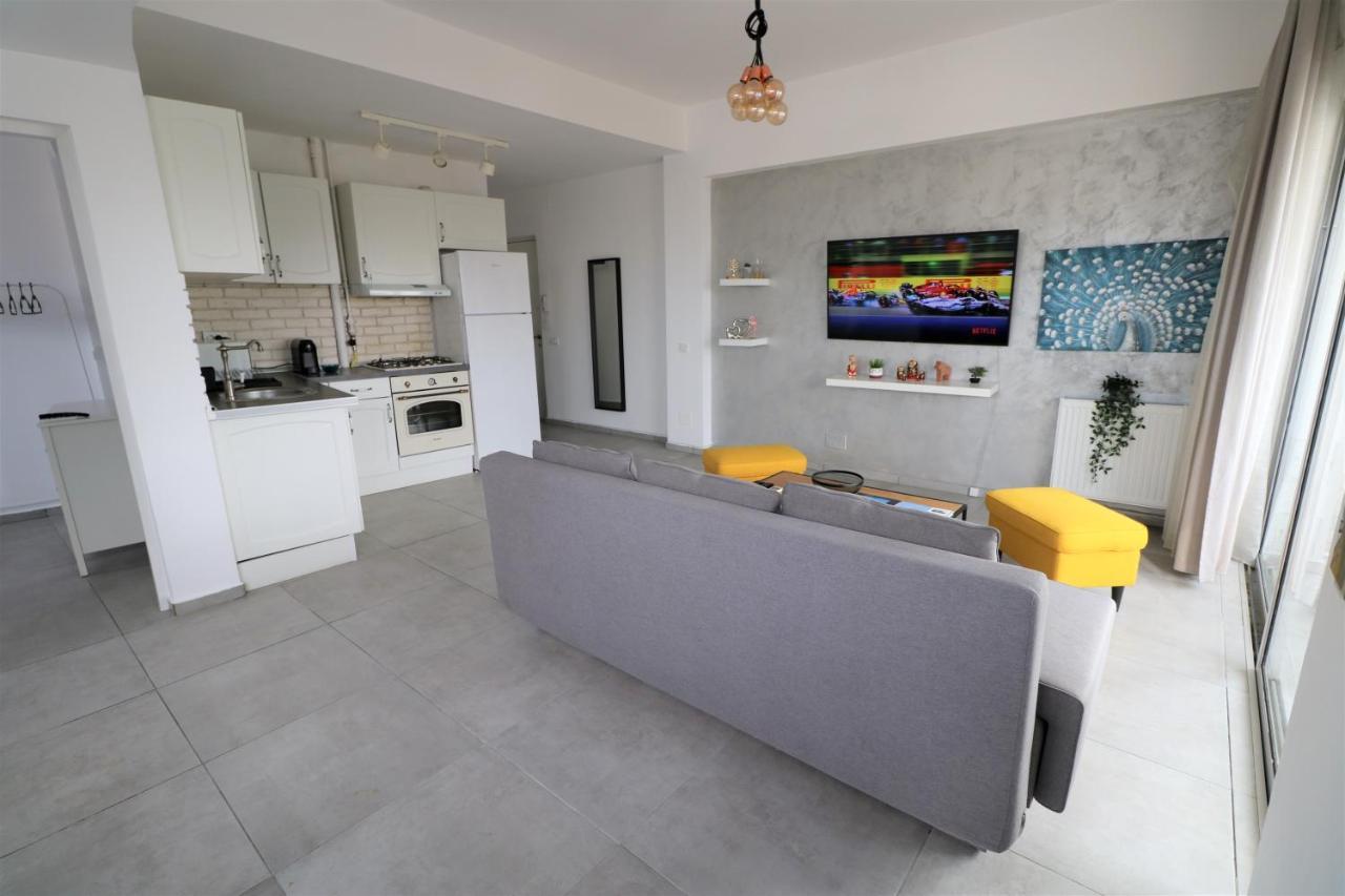 Serenity Heights Apartment: A Panoramic Haven Near Old Town - Free Minibar Bucharest Exterior photo