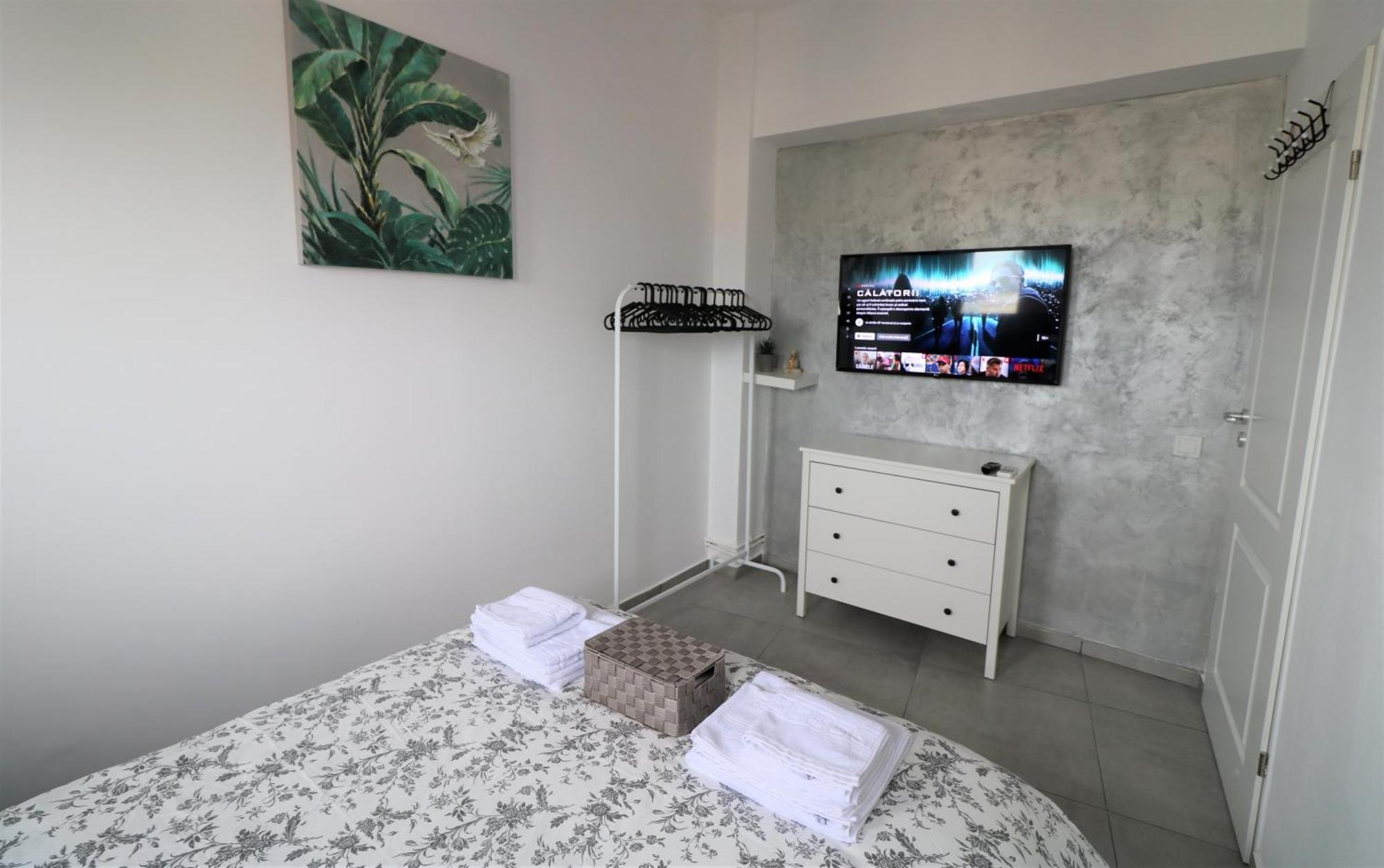Serenity Heights Apartment: A Panoramic Haven Near Old Town - Free Minibar Bucharest Exterior photo