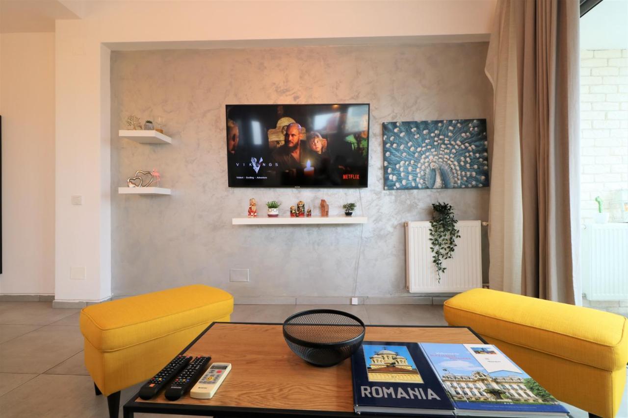 Serenity Heights Apartment: A Panoramic Haven Near Old Town - Free Minibar Bucharest Exterior photo
