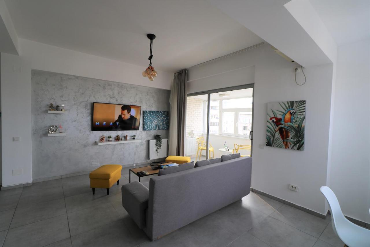 Serenity Heights Apartment: A Panoramic Haven Near Old Town - Free Minibar Bucharest Exterior photo